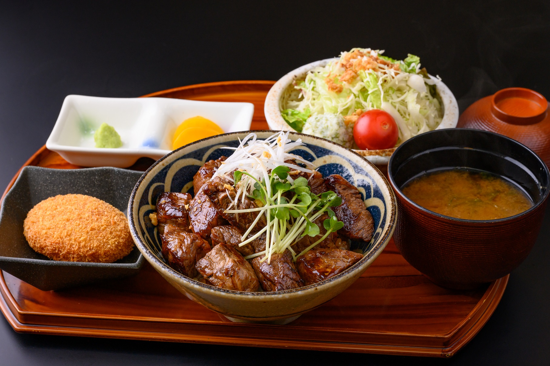 ジューシーで美味しいひとくちビフテキ丼