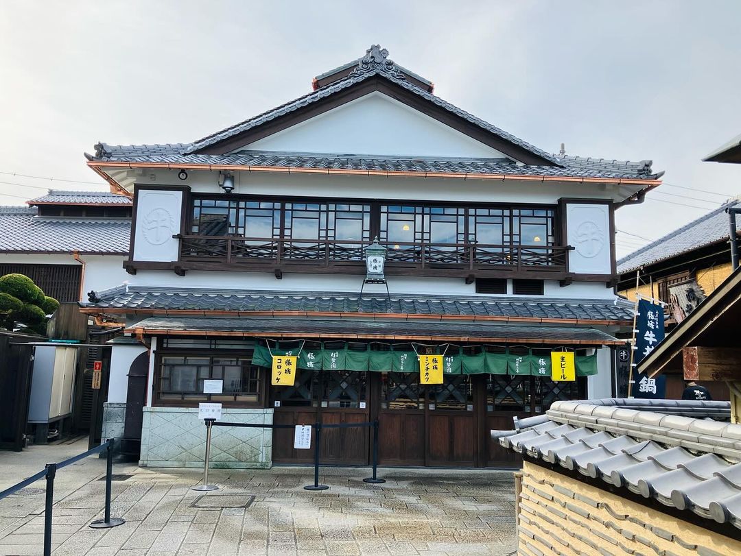 おかげ横丁の中心に位置する太鼓櫓から豚捨 お食事処入口まで