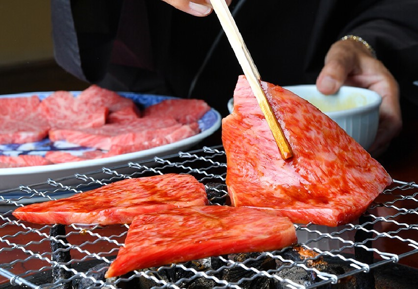 伊勢市であみ焼肉のランチ・グルメは「豚捨 若柳」