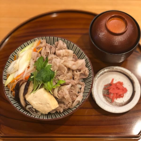 おだしの利いた「豚すき丼」今日の気まぐれメニュー！