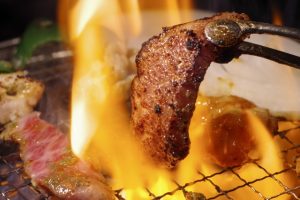 肉屋の網焼き(あみやき)の牛肉を使った焼肉