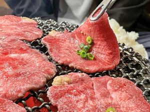 焼肉の網焼きで牛タンを焼く