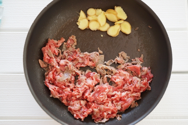黒毛和牛の切り落とし肉と生姜調理中